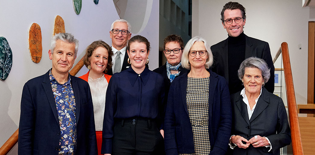 Eine Gruppe Preisträger und Vertreterinnen und Vertreter der Stiftung Ravensburger Verlag in Berlin